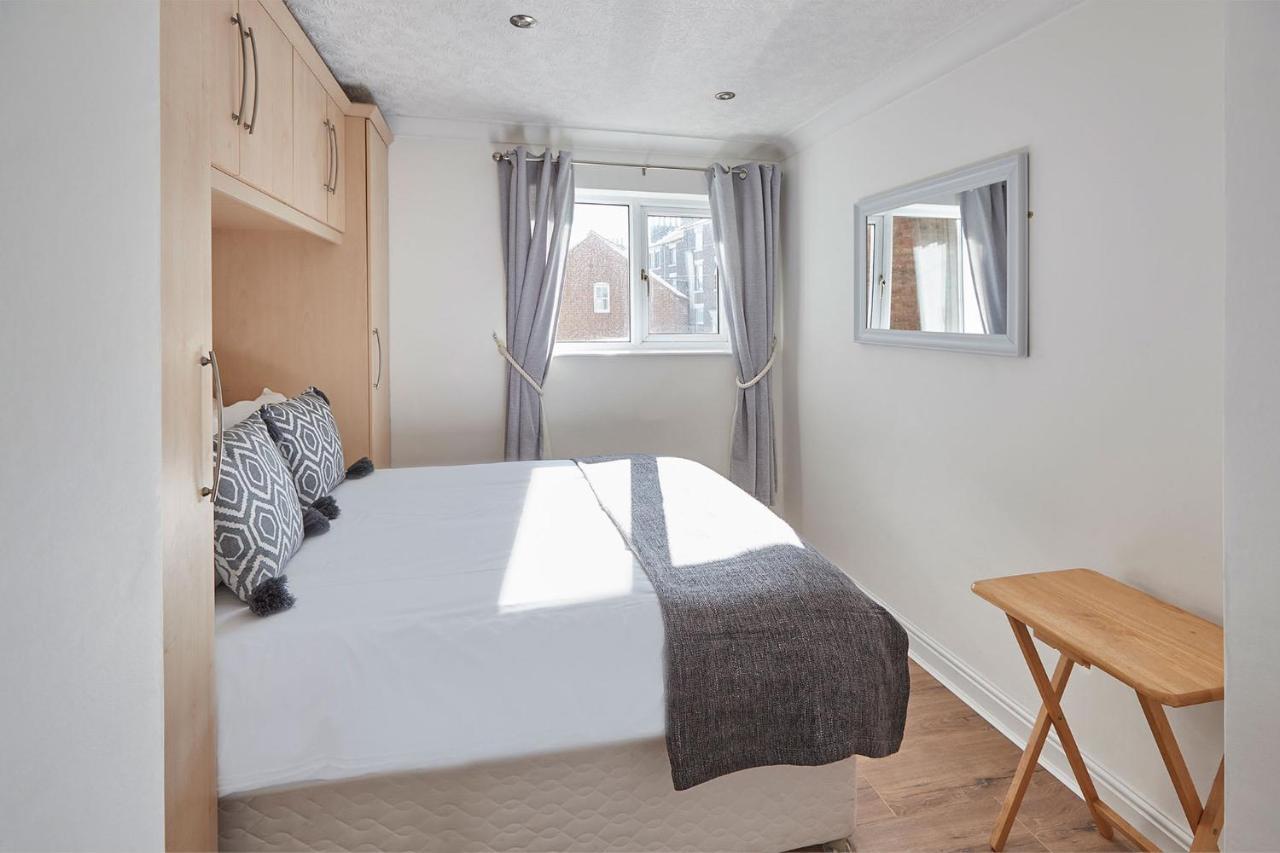 Apartamento 2, Khyber *