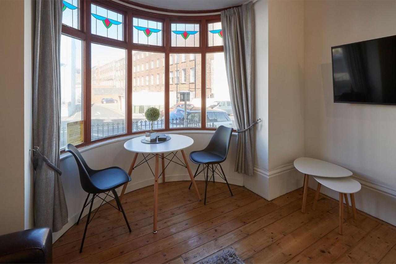 Apartamento 2, Khyber