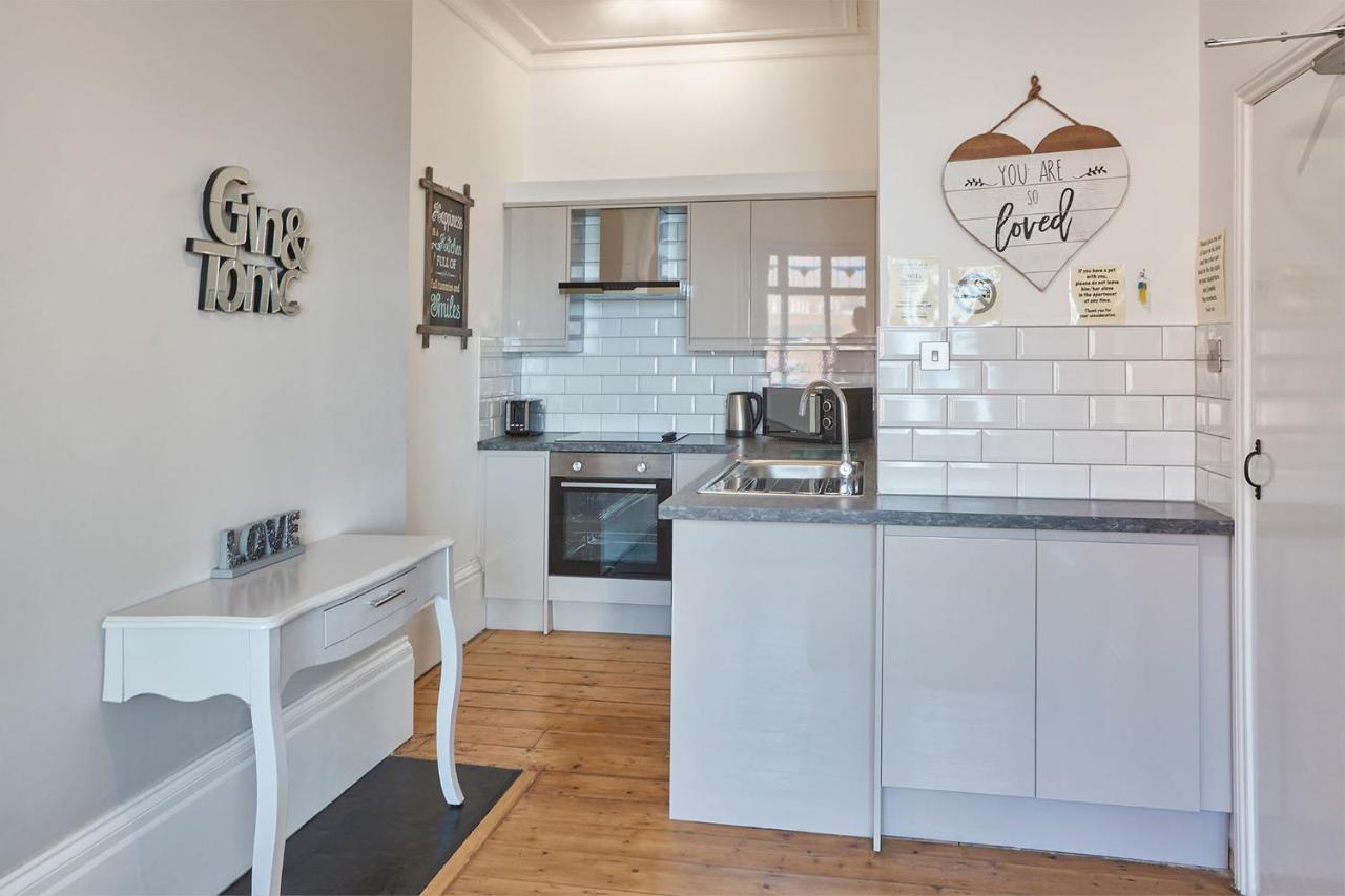 Apartamento 2, Khyber