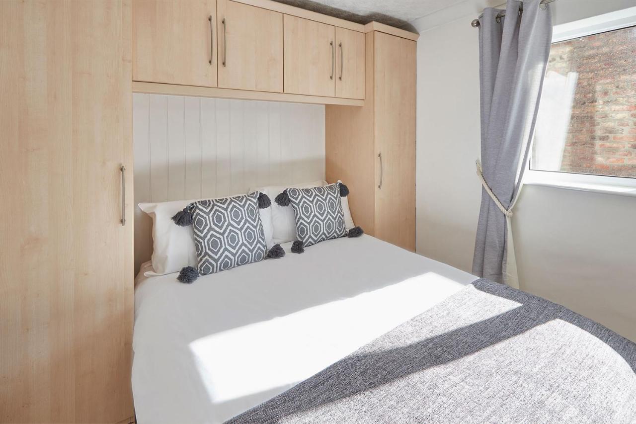 Apartamento 2, Khyber